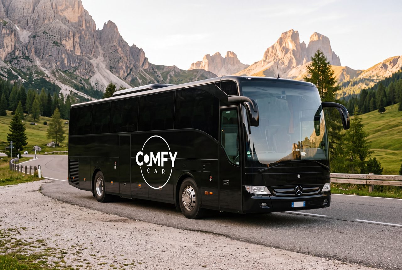 Il pullman Mercedes nero con il marchio Comfy-Car fermo su un passo delle Dolomiti